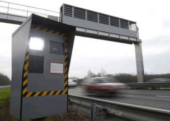 Flashé sur la route ? Voici la vraie vitesse que le radar retient (et ce n’est pas celle que vous croyez)