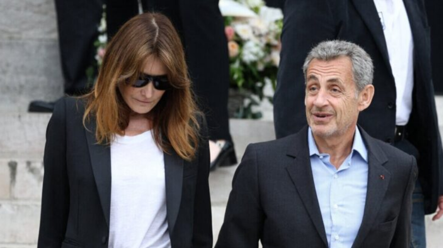Carla Bruni : immobilier et contrats XXL... Combien gagne la femme de Nicolas Sarkozy ? 7 Carla Bruni : immobilier et contrats XXL... Combien gagne la femme de Nicolas Sarkozy ? Carla Bruni : immobilier et contrats XXL… Combien gagne la femme de Nicolas Sarkozy ?