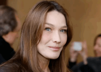 Carla Bruni sort les griffes face à un journaliste qui tacle Sarkozy : “Faites attention à ce que vous dites” 4 Carla Bruni sort les griffes face à un journaliste qui tacle Sarkozy : “Faites attention à ce que vous dites” Carla Bruni sort les griffes face à un journaliste qui tacle Sarkozy : “Faites attention à ce que vous dites”
