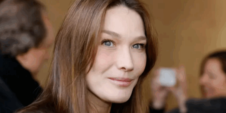 Carla Bruni sort les griffes face à un journaliste qui tacle Sarkozy : “Faites attention à ce que vous dites” 1 Carla Bruni sort les griffes face à un journaliste qui tacle Sarkozy : “Faites attention à ce que vous dites” Capture decran 2025 11 13 161018 1