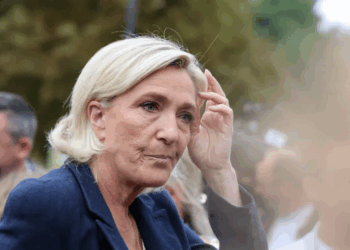 “Une petite boule de…” : Marine Le Pen agacée par Xavier Bertrand, elle se lâche devant Thomas Sotto