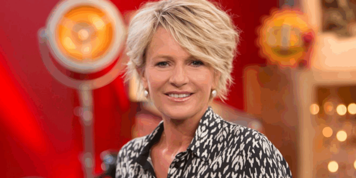 Mauvaise expérience pour Sophie Davant qui tente la chirurgie esthétique, "Une bouche de canard" 3 Mauvaise expérience pour Sophie Davant qui tente la chirurgie esthétique, "Une bouche de canard" “On a été…”, Sophie Davant révèle avoir eu une relation avec ce célèbre journaliste