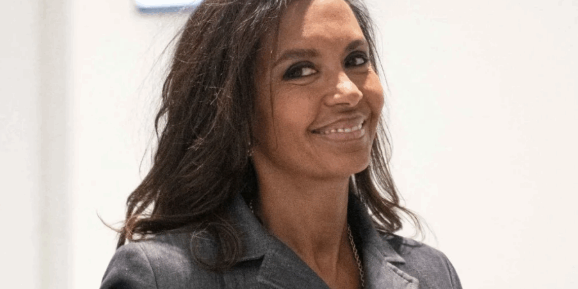 Karine Le Marchand mariée en secret ? Des photos en robe blanche affolent la toile 3 Karine Le Marchand mariée en secret ? Des photos en robe blanche affolent la toile Karine Le Marchand mariée en secret ? Des photos en robe blanche affolent la toile