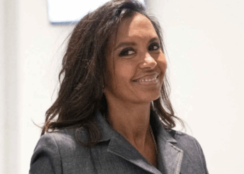 Karine Le Marchand mariée en secret ? Des photos en robe blanche affolent la toile