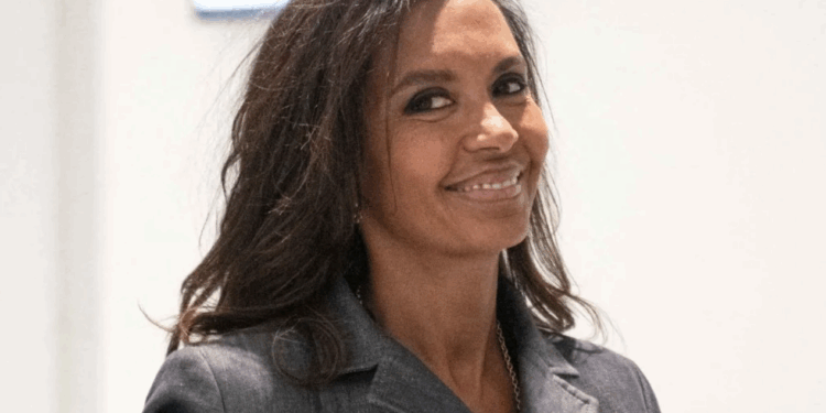 Karine Le Marchand mariée en secret ? Des photos en robe blanche affolent la toile 1 Karine Le Marchand mariée en secret ? Des photos en robe blanche affolent la toile Capture decran 2025 11 17 143116