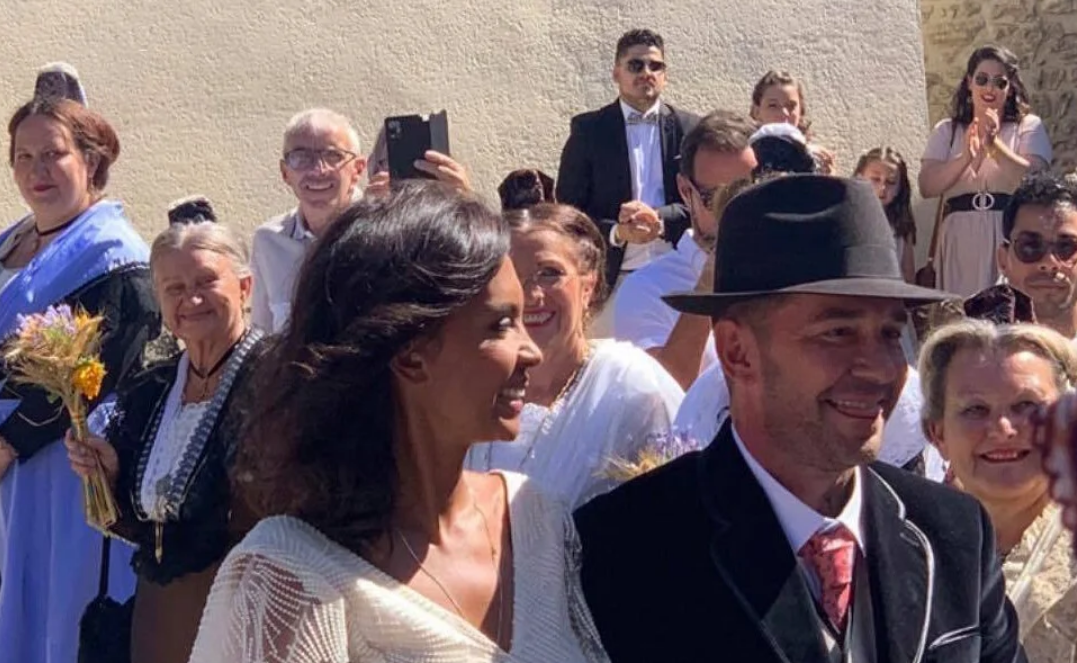 Karine Le Marchand mariée en secret ? Des photos en robe blanche affolent la toile 4 Karine Le Marchand mariée en secret ? Des photos en robe blanche affolent la toile Capture decran 2025 11 17 143129