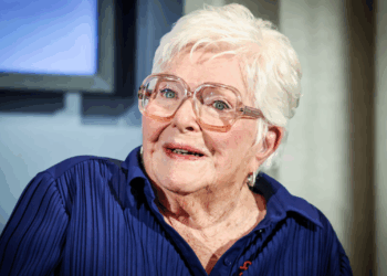 À 97 ans, Line Renaud poursuit son combat de toujours : « Brigitte Macron est de mon avis »… 5 À 97 ans, Line Renaud poursuit son combat de toujours : « Brigitte Macron est de mon avis »… À 97 ans, Line Renaud poursuit son combat de toujours : « Brigitte Macron est de mon avis »…