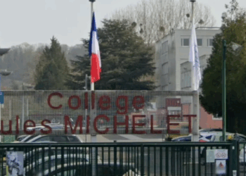 Creil : frappée et traînée par les cheveux en plein cours de musique, une collégienne perd connaissance 8 Creil : frappée et traînée par les cheveux en plein cours de musique, une collégienne perd connaissance Creil : frappée et traînée par les cheveux en plein cours de musique, une collégienne perd connaissance