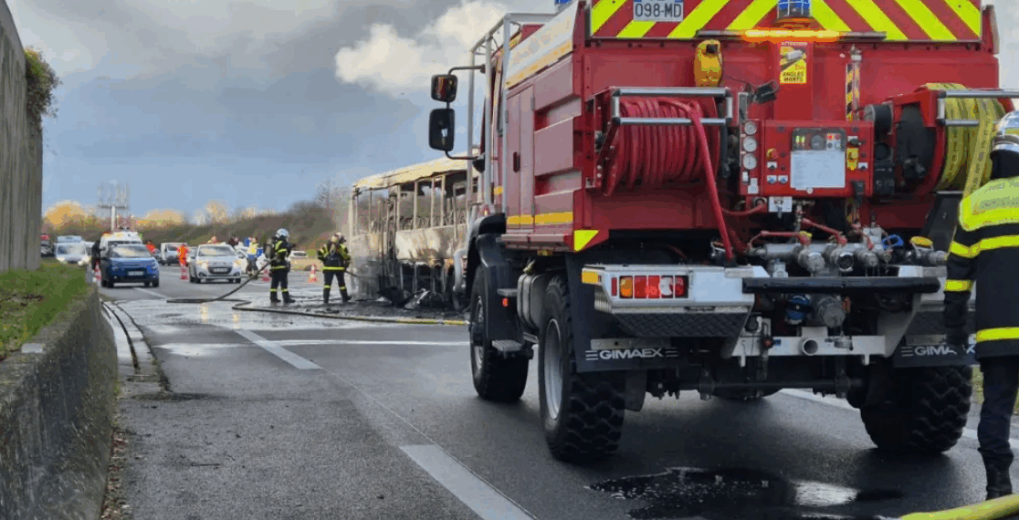 L’autocar prend feu sur la rocade près de Tours : pas de blessé parmi la cinquantaine d’enfants à bord