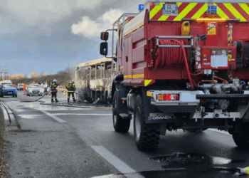L’autocar prend feu sur la rocade près de Tours : pas de blessé parmi la cinquantaine d’enfants à bord 16 L’autocar prend feu sur la rocade près de Tours : pas de blessé parmi la cinquantaine d’enfants à bord L’autocar prend feu sur la rocade près de Tours : pas de blessé parmi la cinquantaine d’enfants à bord