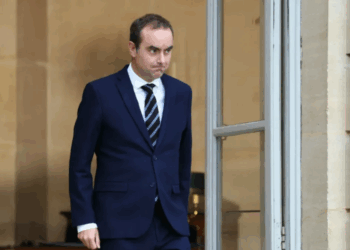 Pull troué, tote bag, souliers usés... le style vestimentaire de Sébastien Lecornu fait réagir 14 Pull troué, tote bag, souliers usés... le style vestimentaire de Sébastien Lecornu fait réagir Pull troué, tote bag, souliers usés… le style vestimentaire de Sébastien Lecornu fait réagir