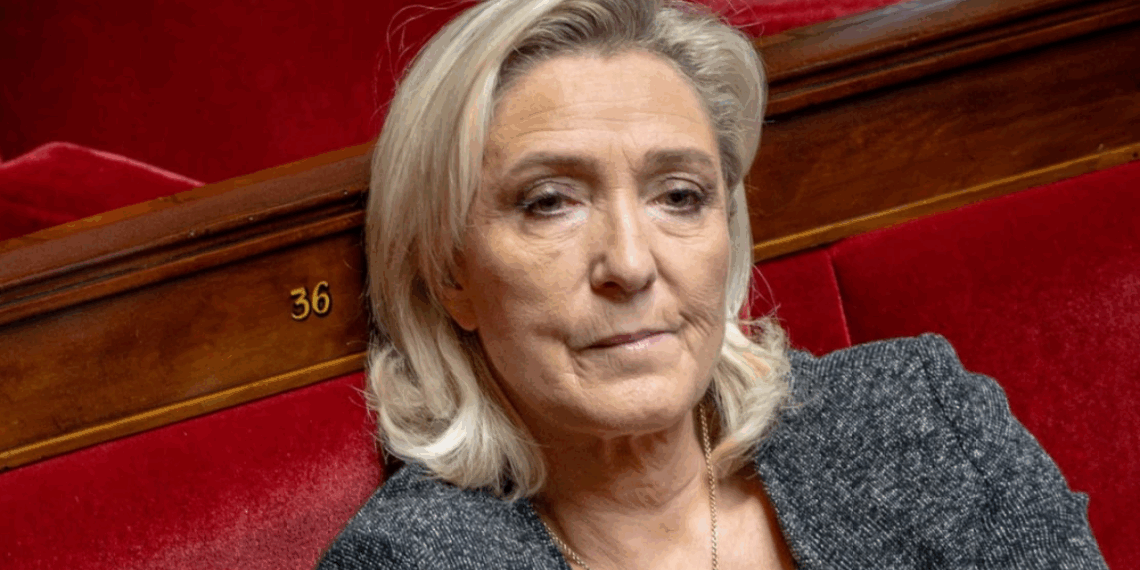 Photographiée avec une femme voilée, Marine Le Pen explose : « Arracher son… »