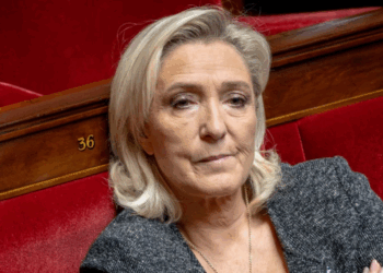 Photographiée avec une femme voilée, Marine Le Pen explose : "Arracher son..." 12 Photographiée avec une femme voilée, Marine Le Pen explose : "Arracher son..." Photographiée avec une femme voilée, Marine Le Pen explose : « Arracher son… »