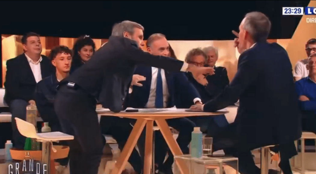 David Pujadas obligé d’intervenir physiquement après un échange très tendu entre Raphaël Glucksmann et Éric Zemmour 2 David Pujadas obligé d’intervenir physiquement après un échange très tendu entre Raphaël Glucksmann et Éric Zemmour Capture decran 2025 11 20 170437