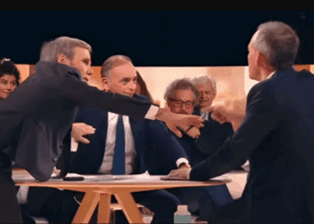 David Pujadas obligé d’intervenir physiquement après un échange très tendu entre Raphaël Glucksmann et Éric Zemmour