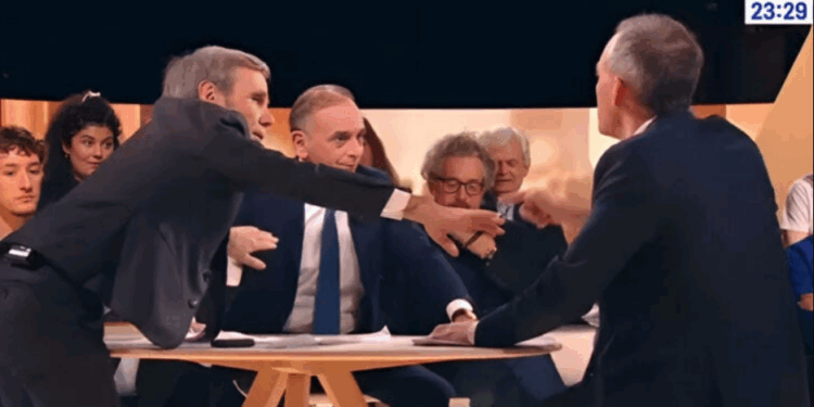 David Pujadas obligé d’intervenir physiquement après un échange très tendu entre Raphaël Glucksmann et Éric Zemmour 1 David Pujadas obligé d’intervenir physiquement après un échange très tendu entre Raphaël Glucksmann et Éric Zemmour Capture decran 2025 11 20 170456