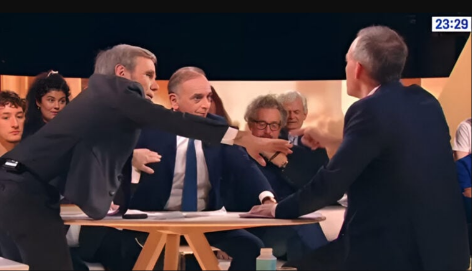 David Pujadas obligé d’intervenir physiquement après un échange très tendu entre Raphaël Glucksmann et Éric Zemmour 3 David Pujadas obligé d’intervenir physiquement après un échange très tendu entre Raphaël Glucksmann et Éric Zemmour David Pujadas obligé d’intervenir physiquement après un échange très tendu entre Raphaël Glucksmann et Éric Zemmour