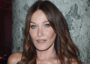 Zinédine Zidane et Carla Bruni : “Une vie secrète”, l'ex-première dame fustigée dans un livre choc après le footballeur 9 Zinédine Zidane et Carla Bruni : “Une vie secrète”, l'ex-première dame fustigée dans un livre choc après le footballeur Zinédine Zidane et Carla Bruni : “Une vie secrète”, l’ex-première dame fustigée dans un livre choc après le footballeur