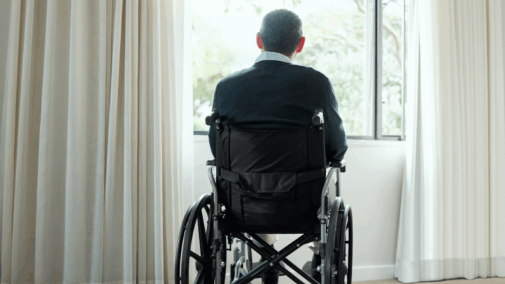 « Je survis avec 773€ » : à 55 ans, ce chanteur culte vit dans un HLM en fauteuil roulant, vous l’avez connu au sommet de sa gloire