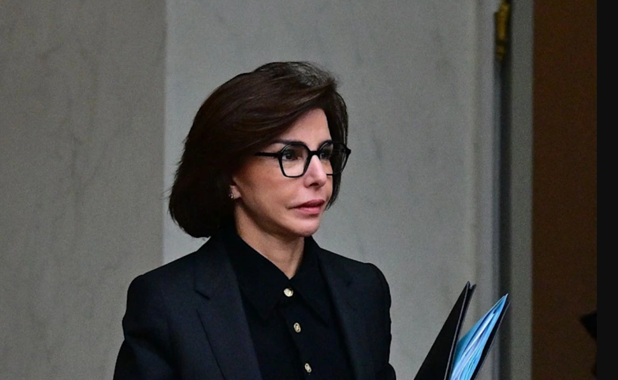 « Avec moi, Paris sera propre » : Rachida Dati ramasse les poubelles avec les éboueurs et devient la risée d'internet 2 « Avec moi, Paris sera propre » : Rachida Dati ramasse les poubelles avec les éboueurs et devient la risée d'internet Capture decran 2025 11 24 132003