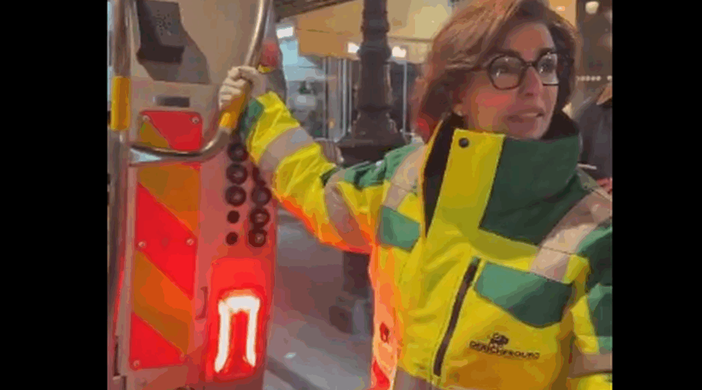 « Avec moi, Paris sera propre » : Rachida Dati ramasse les poubelles avec les éboueurs et devient la risée d'internet 4 « Avec moi, Paris sera propre » : Rachida Dati ramasse les poubelles avec les éboueurs et devient la risée d'internet « Avec moi, Paris sera propre » : Rachida Dati ramasse les poubelles avec les éboueurs et devient la risée d’internet