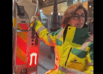 « Avec moi, Paris sera propre » : Rachida Dati ramasse les poubelles avec les éboueurs et devient la risée d&rsquo;internet