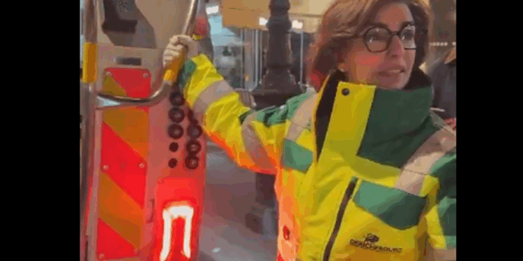 « Avec moi, Paris sera propre » : Rachida Dati ramasse les poubelles avec les éboueurs et devient la risée d'internet 1 « Avec moi, Paris sera propre » : Rachida Dati ramasse les poubelles avec les éboueurs et devient la risée d'internet Capture decran 2025 11 24 132043