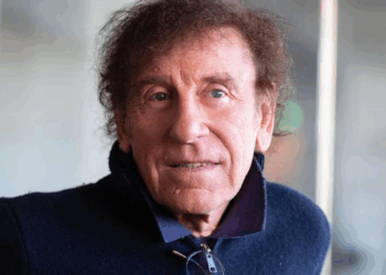 Décoration minimale, papier peint vieillissant... dans l'appartement parisien de 200 mètres carrés d'Alain Souchon 18 Décoration minimale, papier peint vieillissant... dans l'appartement parisien de 200 mètres carrés d'Alain Souchon Décoration minimale, papier peint vieillissant… dans l’appartement parisien de 200 mètres carrés d’Alain Souchon