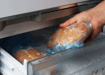 Selon les spécialistes, c’est la pire erreur que l’on puisse faire en décongelant du poulet 10 Selon les spécialistes, c’est la pire erreur que l’on puisse faire en décongelant du poulet Selon les spécialistes, c’est la pire erreur que l’on puisse faire en décongelant du poulet