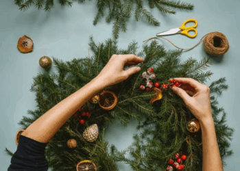 Installer ses décorations de Noël avant cette date précise porte malheur, selon cette voyante