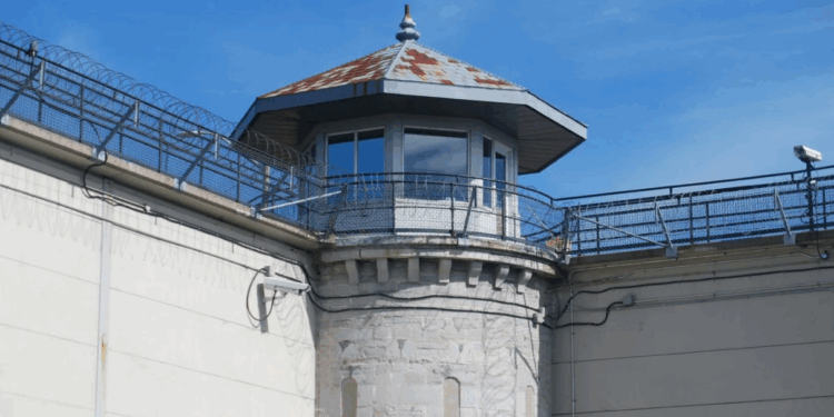 En sciant les barreaux de leur cellule et à l'aide de draps, deux détenus s'évadent de la prison de Dijon 1 En sciant les barreaux de leur cellule et à l'aide de draps, deux détenus s'évadent de la prison de Dijon Capture decran 2025 11 27 134823