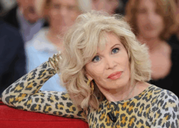 Amanda Lear dévoile enfin son âge et c'est loin de ce qu'on pensait ! 9 Amanda Lear dévoile enfin son âge et c'est loin de ce qu'on pensait ! Amanda Lear dévoile enfin son âge et c’est loin de ce qu’on pensait !