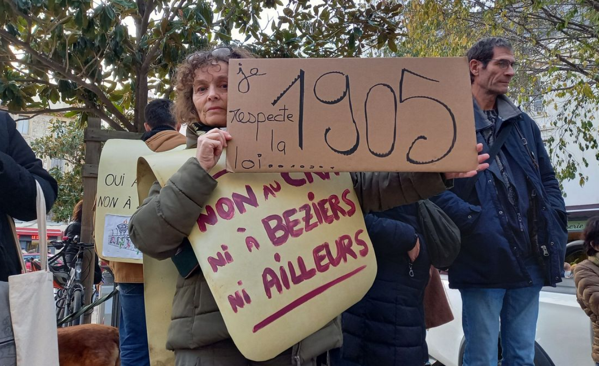 "À Béziers, la laïcité est piétinée" : une centaine de personnes dénoncent l'installation de la crèche dans la mairie 2 "À Béziers, la laïcité est piétinée" : une centaine de personnes dénoncent l'installation de la crèche dans la mairie Capture decran 2025 12 01 115421