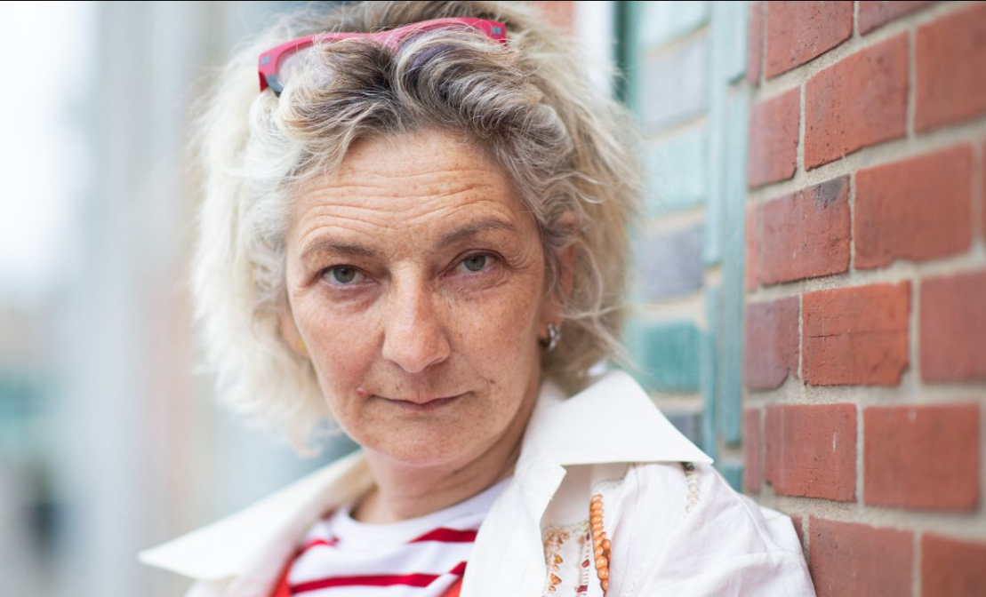 Corinne Masiero ouvre les portes de sa "maison communautaire" où elle vit avec 7 adultes dans un village du Pas-de-Calais 3 Corinne Masiero ouvre les portes de sa "maison communautaire" où elle vit avec 7 adultes dans un village du Pas-de-Calais Capture decran 2025 12 01 202106