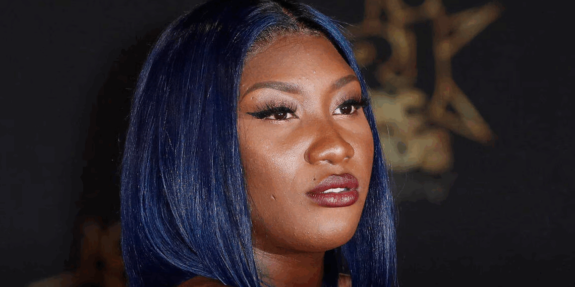 « Ferme ta bouche » : Aya Nakamura trop à l’aise ? Elle se lâche face à Yann Barthès !