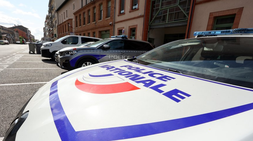 En cavale, un homme ivre tabasse trois policiers, 45 jours d’ITT pour l’un d’eux