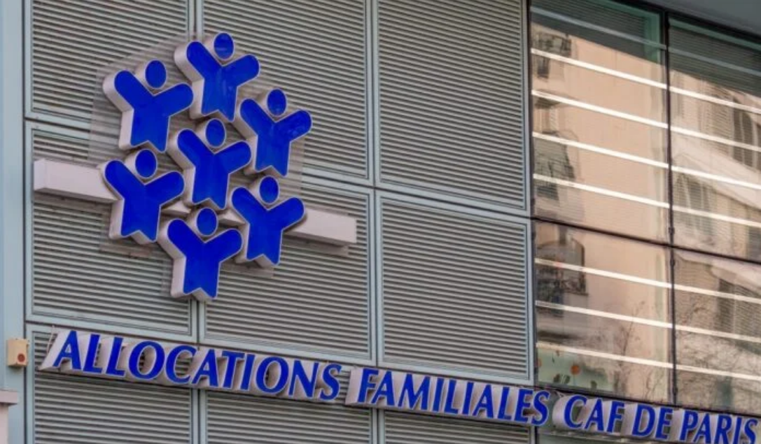 Avec mon salaire à 1800€, on touche plus de 2000€ de CAF grâce à nos 7 enfants, sans ça, ma femme serait obligée de travailler 2 Avec mon salaire à 1800€, on touche plus de 2000€ de CAF grâce à nos 7 enfants, sans ça, ma femme serait obligée de travailler Capture decran 2025 12 03 164527