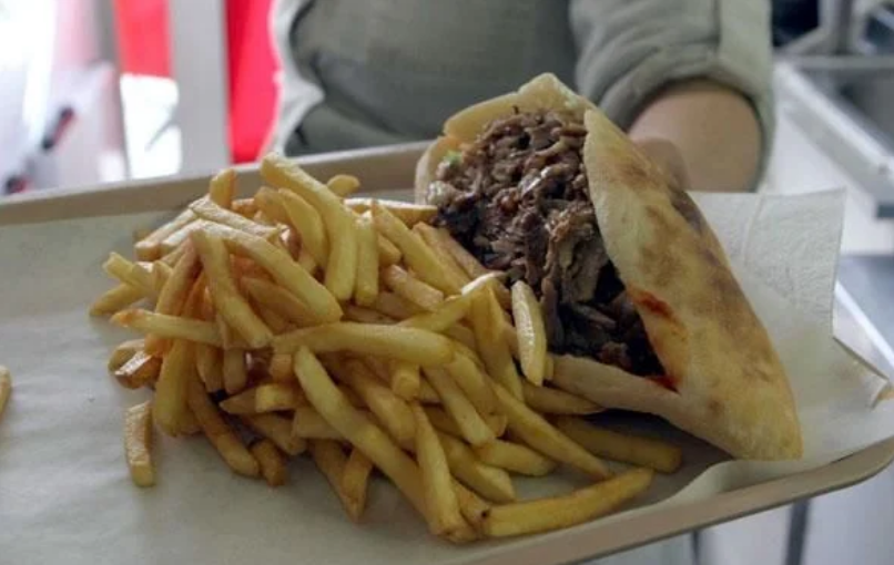 “Il y a trop de kebabs en France” : ce reportage de Complément d’enquête sur un couple de retraités fan de CNews choque 3 “Il y a trop de kebabs en France” : ce reportage de Complément d’enquête sur un couple de retraités fan de CNews choque Capture decran 2025 12 03 171636