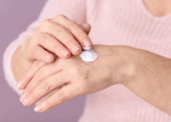 3 gestes simples pour protéger ses mains du vieillissement cutané selon une dermatologue