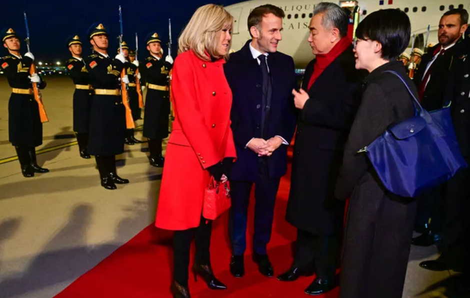 Avec son manteau rouge et son sac Lady Dior assorti, Brigitte Macron distille la magie des fêtes en Chine 2 Avec son manteau rouge et son sac Lady Dior assorti, Brigitte Macron distille la magie des fêtes en Chine Capture decran 2025 12 03 230111
