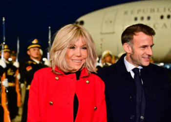 Avec son manteau rouge et son sac Lady Dior assorti, Brigitte Macron distille la magie des fêtes en Chine