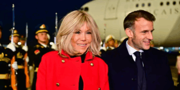 Avec son manteau rouge et son sac Lady Dior assorti, Brigitte Macron distille la magie des fêtes en Chine