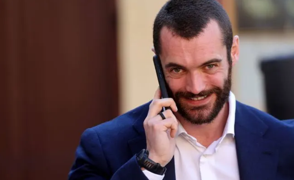 L'assistanat « tue les automobilistes » selon Louis Sarkozy qui veut supprimer... les feux rouges sur les routes 2 L'assistanat « tue les automobilistes » selon Louis Sarkozy qui veut supprimer... les feux rouges sur les routes Capture decran 2025 12 04 111008