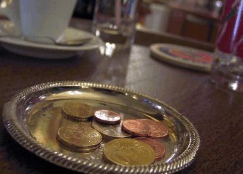 Des touristes français donnent 200 dollars de pourboire, la serveuse les traite de radins et crie au scandale