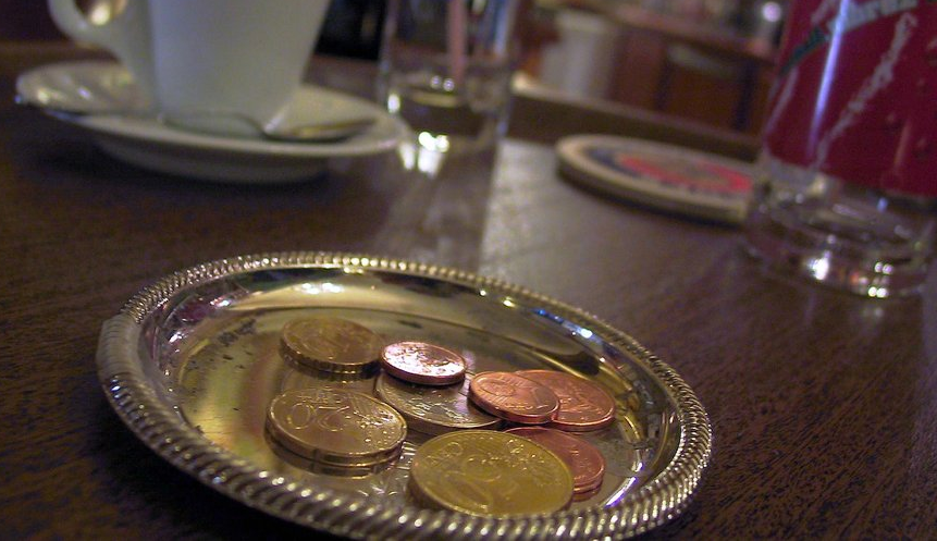 Des touristes français donnent 200 dollars de pourboire, la serveuse les traite de radins et crie au scandale