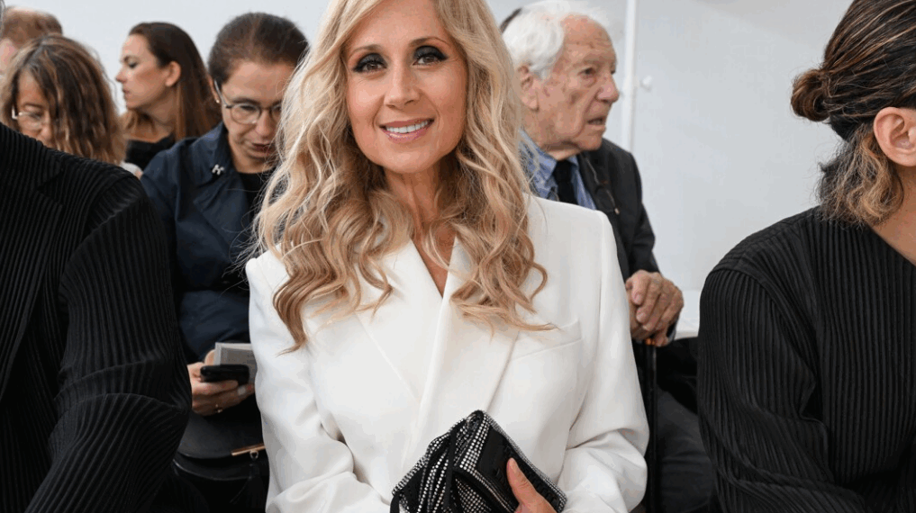 « C’est comme un coup de foudre qui est arrivé » : un retraité croit donner 245 000 euros à Lara Fabian, il est victime d’une arnaque et finit ruiné