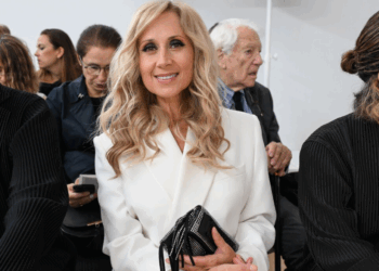 « C’est comme un coup de foudre qui est arrivé » : un retraité croit donner 245 000 euros à Lara Fabian, il est victime d’une arnaque et finit ruiné