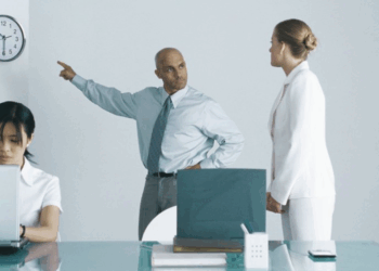 Elle arrivait trop souvent en avance à son travail, son employeur la licencie, la justice donne raison au patron