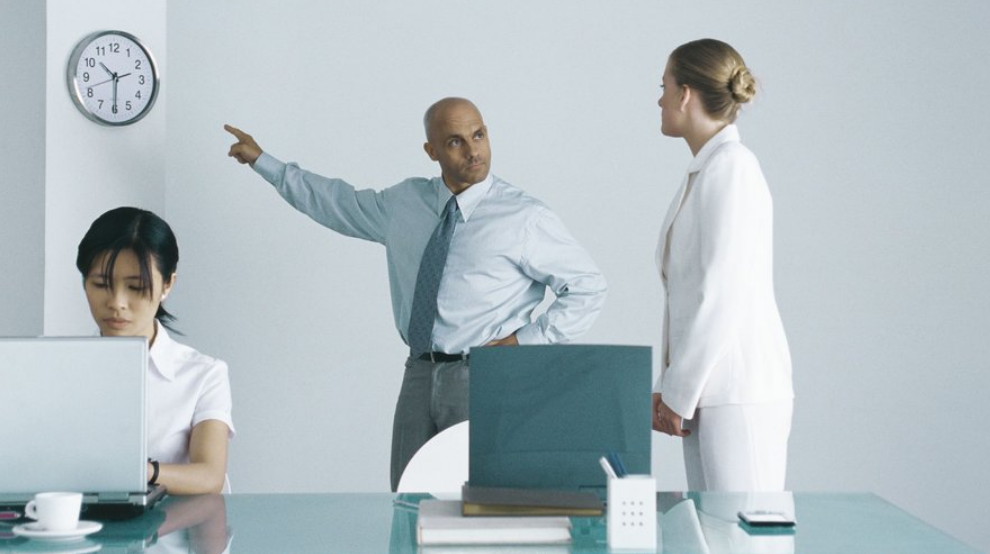 Elle arrivait trop souvent en avance à son travail, son employeur la licencie, la justice donne raison au patron