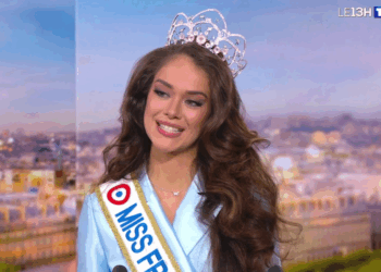 "Ce n’était pas une insulte": Miss Aquitaine et Miss Provence se justifient après avoir critiqué le top 12 de Miss France 2026 17 "Ce n’était pas une insulte": Miss Aquitaine et Miss Provence se justifient après avoir critiqué le top 12 de Miss France 2026 Hinaupoko Devèze : passions, vie privée… Ce qu’il faut savoir sur Miss France 2026 !
